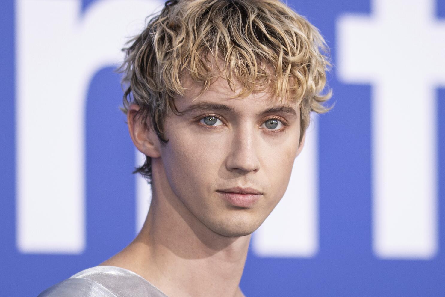 Got me started troye sivan. Трой Сиван 2023. Troye Sivan 2023. Видео Сиван. Troye Sivan something to give each other.