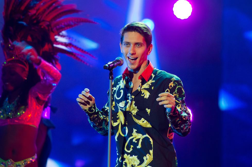 году певец получает в